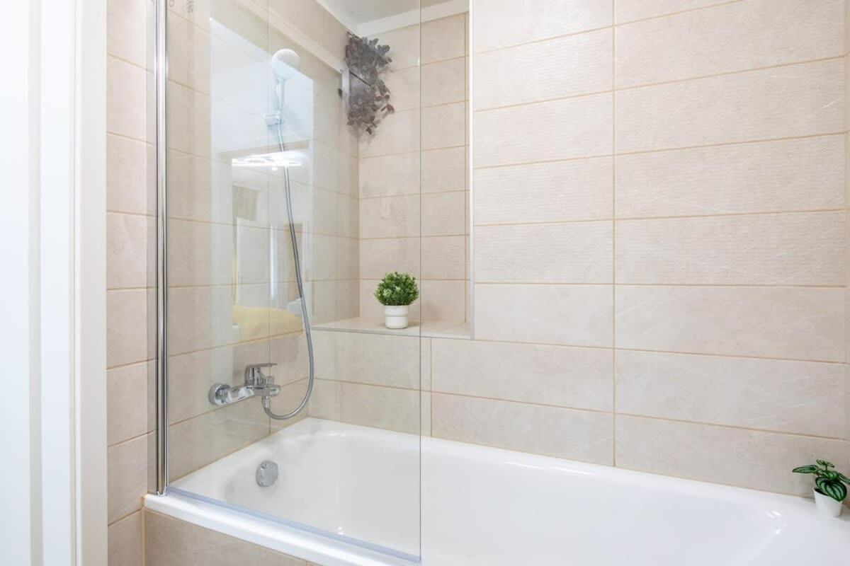 Free Parking - Balcony - Sunny - New *