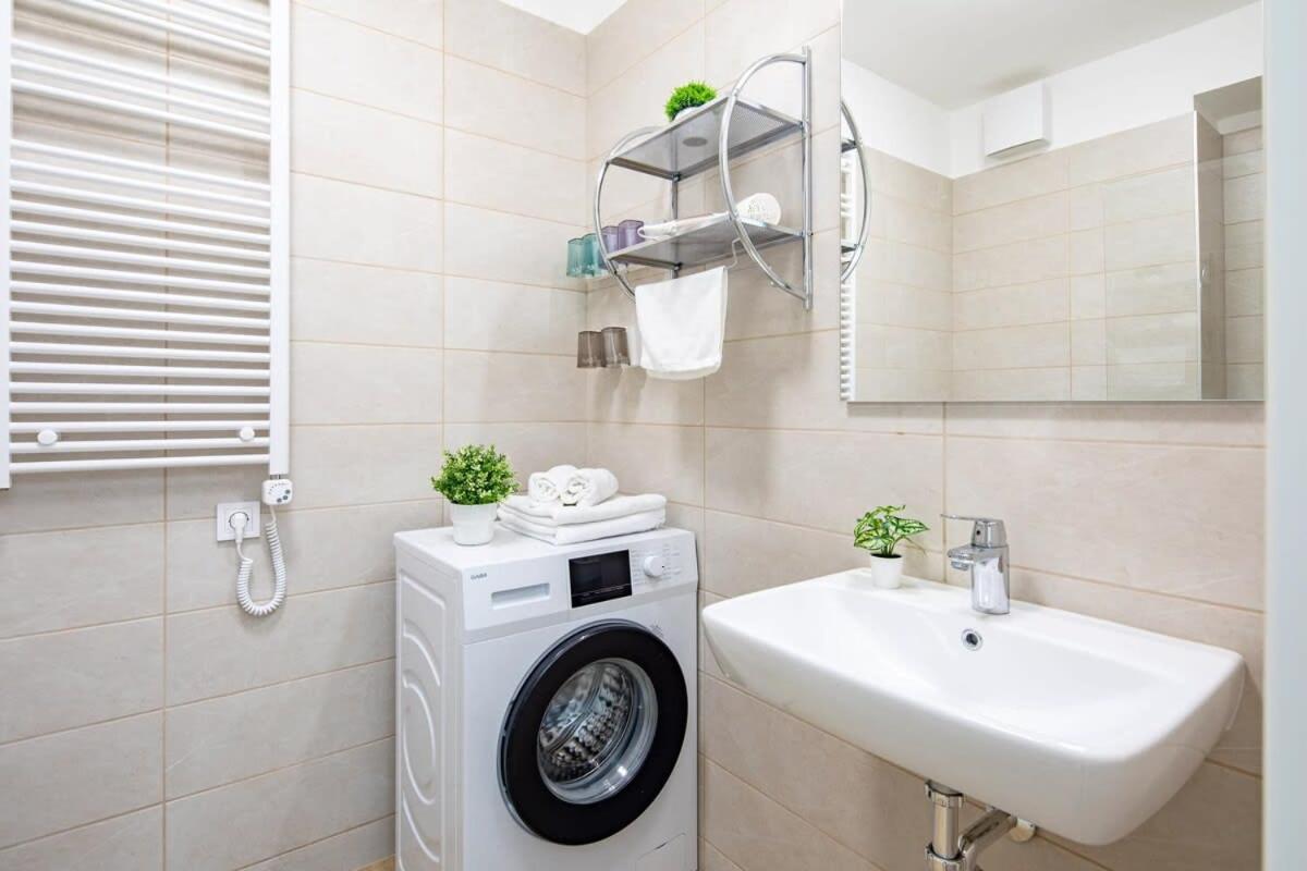 Free Parking - Balcony - Sunny - New *