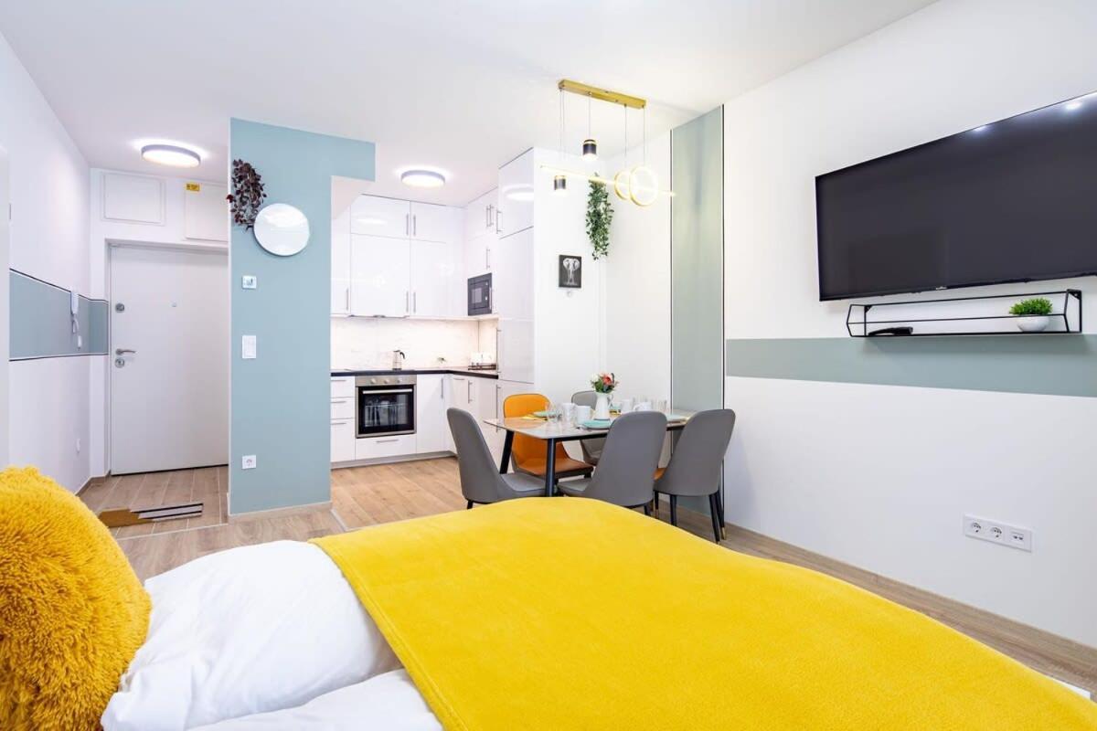 Free Parking - Balcony - Sunny - New