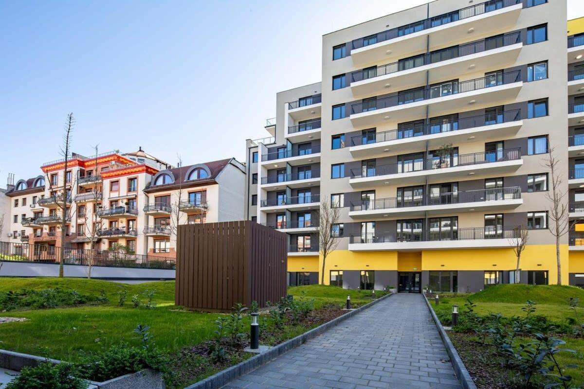 Free Parking - Balcony - Sunny - New Apartament *